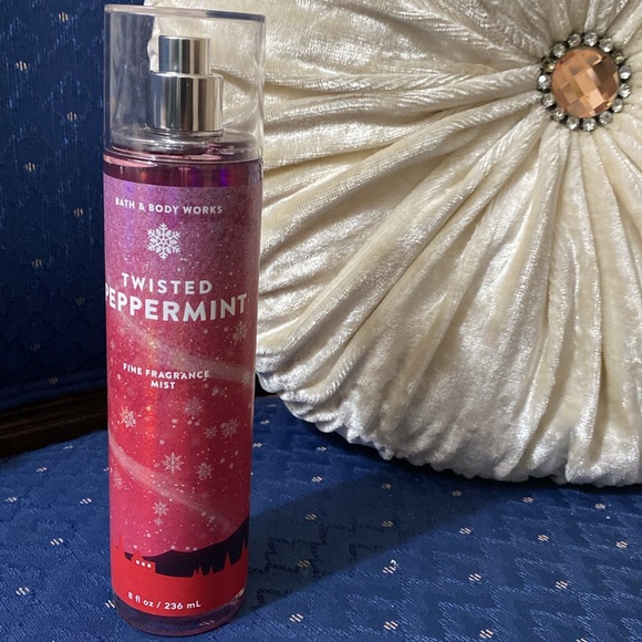 BATH & BODY WORKS SET. . . TWISTED PEPPERMINT SCENT - Picture 3 of 6